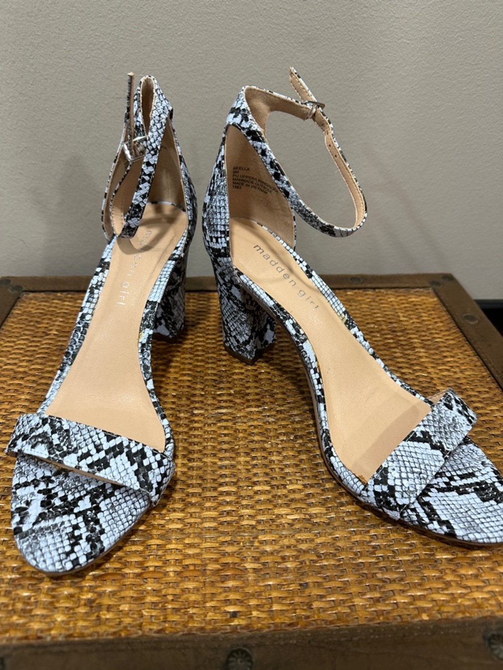 NWOT Madden Girl Beella Blue Snakeskin Print Block Heel Sandals Size 9 - Picture 7 of 7